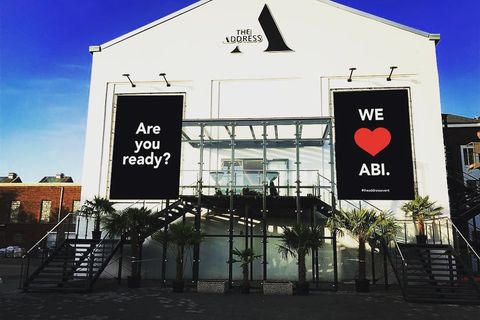 Echtes Foto: Die Halle von außen mit den Bannern „Are you ready?“ und „We love Abi.“